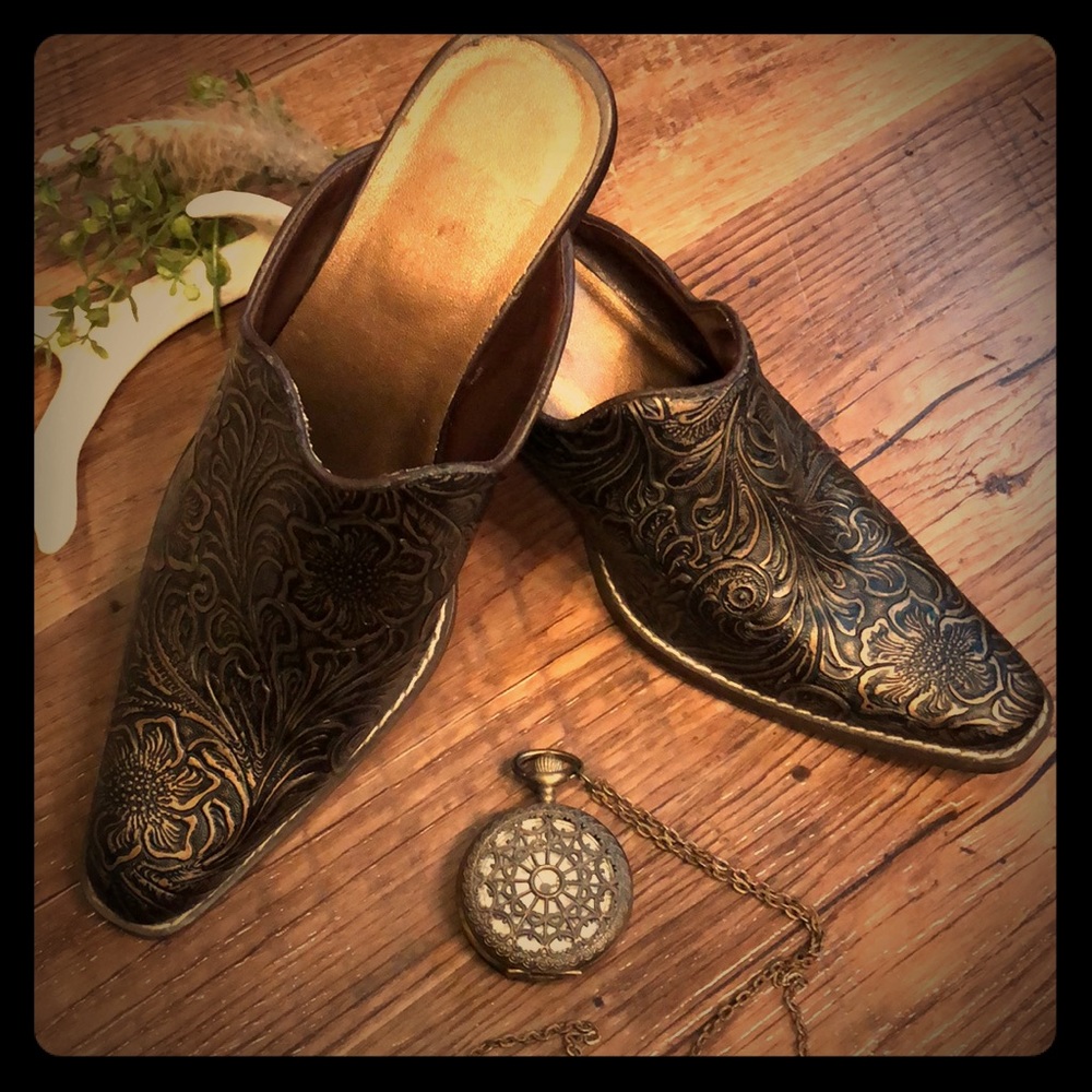 Vintage Acanthus Tooled Leather Slide Mule. Size 6